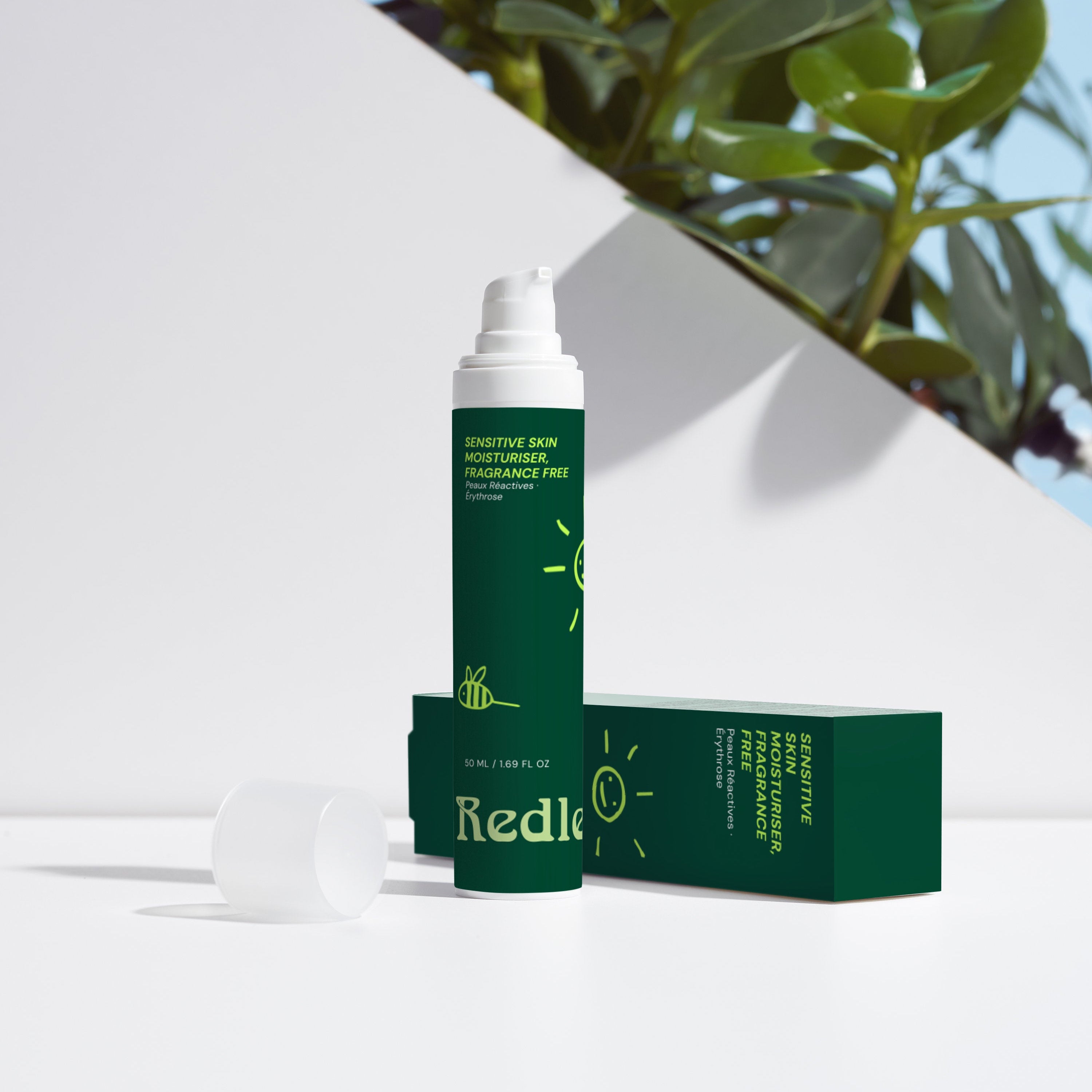 Redless Moisturiser shooting produit — Flacon et packaging soin anti-rougeurs peaux sensibles